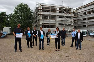 Innenstaatssekret&auml;r mit F&ouml;rderbescheiden f&uuml;r Feuerwehrfahrzeuge