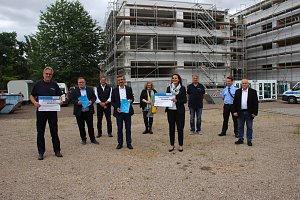 Innenstaatssekret&auml;r mit F&ouml;rderbescheiden f&uuml;r Feuerwehrfahrzeuge