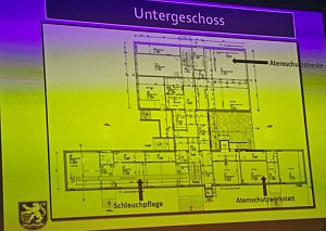 Innenstaatssekret&auml;r mit F&ouml;rderbescheiden f&uuml;r Feuerwehrfahrzeuge