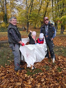 Laubfegen im Schlosspark Ebeleben