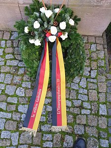 Der Opfer von Krieg und Gewalt gedacht
