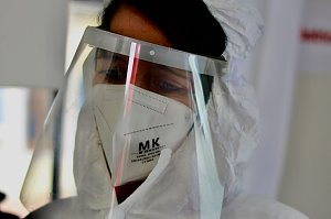 Rettungssanit&auml;terin Sandra B&ouml;hme mit Vollschutz