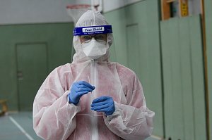 Mitarbeiterin Lisa Oppermann in Schutzkleidung