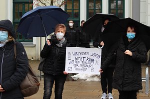 Proteste der Fris&ouml;rinnung vor dem Nordh&auml;user Bahnhof