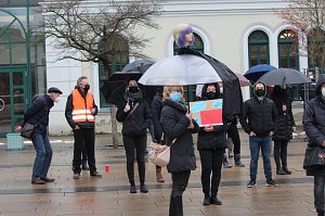 Proteste der Fris&ouml;rinnung vor dem Nordh&auml;user Bahnhof