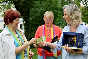 v.l. Annelie Ihling, Vorstandsvorsitzende Frankenh&auml;user Frauenchor; Silke Kastner von Geschenkeladen "Kastner w&uuml;nschen und schenken".
