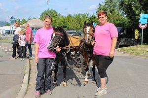 links Maria Steinbr&uuml;ck vom Ponyhof an der Wipper mit kompetenter Unterst&uuml;tzung