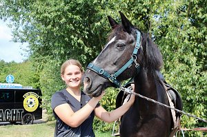 Laura mit der Stute Bella vom Ponyhof an der Wipper auf dem Fest des BSV Eintracht Sondershausen 