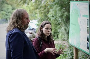 Dr. Anton Hofreiter auf dem Weg zum Possen; Frau H&uuml;mpfner-Stationsleiterin Natura 2000 Station Possen