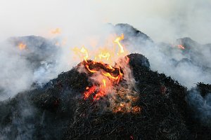 Brennende Strohballen zwischen Holz- und Kirchengel