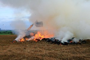 Brennende Strohballen zwischen Holz- und Kirchengel
