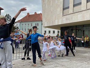 Die Eleven des Tanzstudio Radeva konnten am Denkmaltag gleich an zwei Orten auftreten
