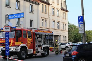 Die Polizei nimmt einen Mann fest, der ein Haus anz&uuml;nden wollte