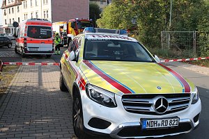 Die Polizei nimmt einen Mann fest, der ein Haus anz&uuml;nden wollte