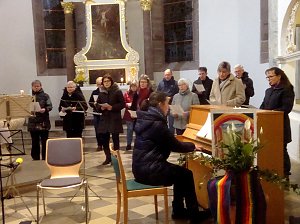 Kyffh&auml;usergymnasium mit Jannes (5.Klasse), Florentine (6.Klasse),  Laura Clasens&Nele Pfeiffer (8.Klasse), Lea Sophie Eckardt (11.Klasse) und Lehrerin Petra  Hanstein, Pfarrer und Liedermacher Reinhard S&uuml;pke&Band, die Kirchench&ouml;re 
