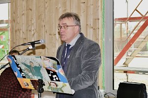 Pfarrer S&uuml;pke spricht den Segen f&uuml;r das neue Haus in Ebeleben