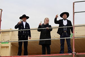 v.l Thoralf B&auml;ring (B&auml;ring Bau);Gudrun Knoch (Projektleiterin Wohnheim Diakonie Novalis); Zimmermann