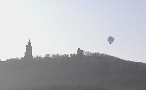 Heißluftballon über dem Kyffhäuser