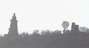 Heißluftballon über dem Kyffhäuser