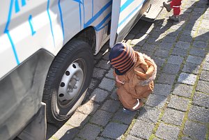 Die gro&szlig;en R&auml;der des Busses werden bestaunt
