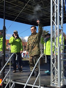 Der neue stellvertretende Bataillonskommandeur des Versorgungsbataillons 131, Oberstleutnant Christian M&ouml;nch, gab den Startschuss f&uuml;r die Mountainbikerinnen und Mountainbiker