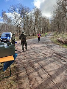 Der Weg ist das Ziel und manchmal ist das Zwischenziel ein  Verpflegungsstand. Davon hatten die Soldatinnen und  Soldaten der Kyffh&auml;user-Kaserne einige entlang der Strecken eingerichtet