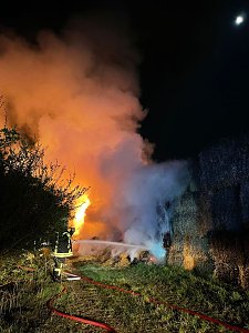 Brennende Strohballen bei Donndorf
