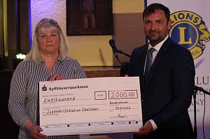 li. Bettina Horn-R&auml;tsch (Leiterin der Jugendhilfestation Ebeleben) erh&auml;lt eine Spende des LIONS Clubs Sondershausen; re. Matthias Minalga 