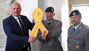 v.l. B&uuml;rgermeister Steffen Grimm; Oberstleutnant Faul; Stabsfeldwebel Spengler