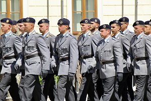 Feierliche Vereidigung von 71 Bundeswehrsoldaten und Soldatinnen auf dem Sondersh&auml;user Marktplatz