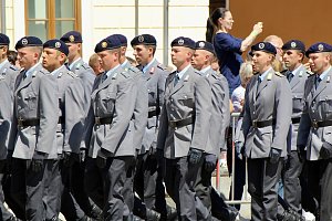 Feierliche Vereidigung von 71 Bundeswehrsoldaten und Soldatinnen auf dem Sondersh&auml;user Marktplatz