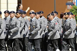 Feierliche Vereidigung von 71 Bundeswehrsoldaten und Soldatinnen auf dem Sondersh&auml;user Marktplatz