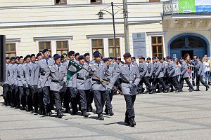 Feierliche Vereidigung von 71 Bundeswehrsoldaten und Soldatinnen auf dem Sondersh&auml;user Marktplatz