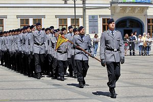 Feierliche Vereidigung von 71 Bundeswehrsoldaten und Soldatinnen auf dem Sondersh&auml;user Marktplatz