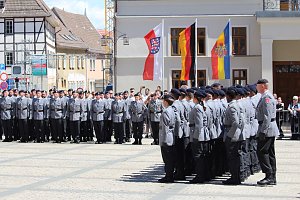 Feierliche Vereidigung von 71 Bundeswehrsoldaten und Soldatinnen auf dem Sondersh&auml;user Marktplatz