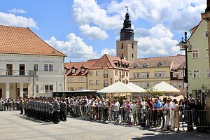 Feierliche Vereidigung von 71 Bundeswehrsoldaten und Soldatinnen auf dem Sondersh&auml;user Marktplatz