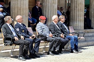 Feierliche Vereidigung von 71 Bundeswehrsoldaten und Soldatinnen auf dem Sondersh&auml;user Marktplatz