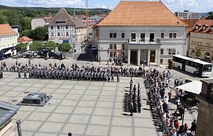 Feierliche Vereidigung von 71 Bundeswehrsoldaten und Soldatinnen auf dem Sondersh&auml;user Marktplatz