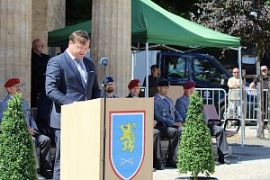 Feierliche Vereidigung von 71 Bundeswehrsoldaten und Soldatinnen auf dem Sondersh&auml;user Marktplatz