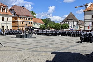 Feierliche Vereidigung von 71 Bundeswehrsoldaten und Soldatinnen auf dem Sondersh&auml;user Marktplatz