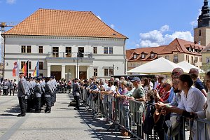 Feierliche Vereidigung von 71 Bundeswehrsoldaten und Soldatinnen auf dem Sondersh&auml;user Marktplatz