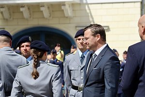 Feierliche Vereidigung von 71 Bundeswehrsoldaten und Soldatinnen auf dem Sondersh&auml;user Marktplatz