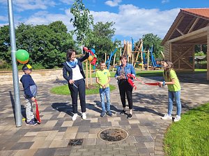 Kinder freuen sich &uuml;ber ihren neuen Schulspielplatz