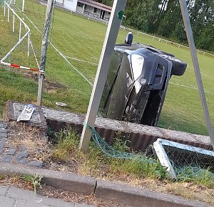 Mit zwei Promille auf den Sportplatz gerauscht