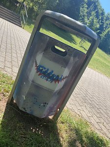 Schülerinnen und Schüler gestalteten die Abfallkörbe im Östertal um