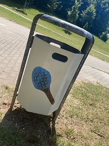 Schülerinnen und Schüler gestalteten die Abfallkörbe im Östertal um