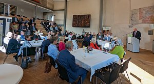   Zahlreiche geladene G&auml;ste erschienen zur feierlichen Verabschiedung von Eckhard Wehmeier in der Cruciskirche