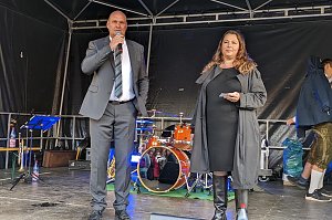  Im Anschluss an die Festveranstaltung wurde im Schlosshof Sondershausen Grillt von Steffen Grimm und Claudia Langhammer er&ouml;ffnet