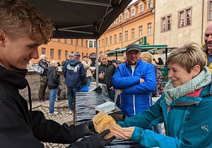 An den Verk&ouml;stigungsst&auml;nden f&uuml;r au&szlig;ergew&ouml;hnliche Burger, Pommes und Co herrschten lange Warteschlangen.
