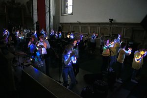 "Ukulele trifft Licht" mit Franzbergsch&uuml;lern in der Trinitatiskirche